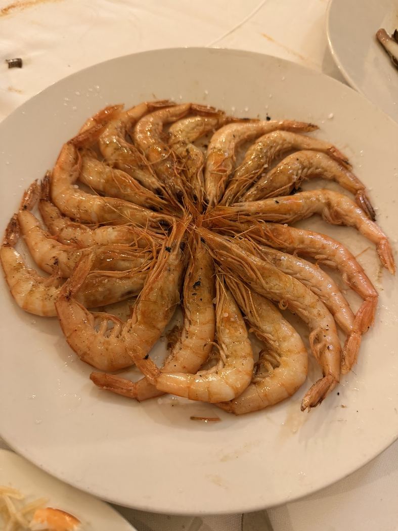 Gamba blanca a la plancha, servida como entrante fresco y sencillo
