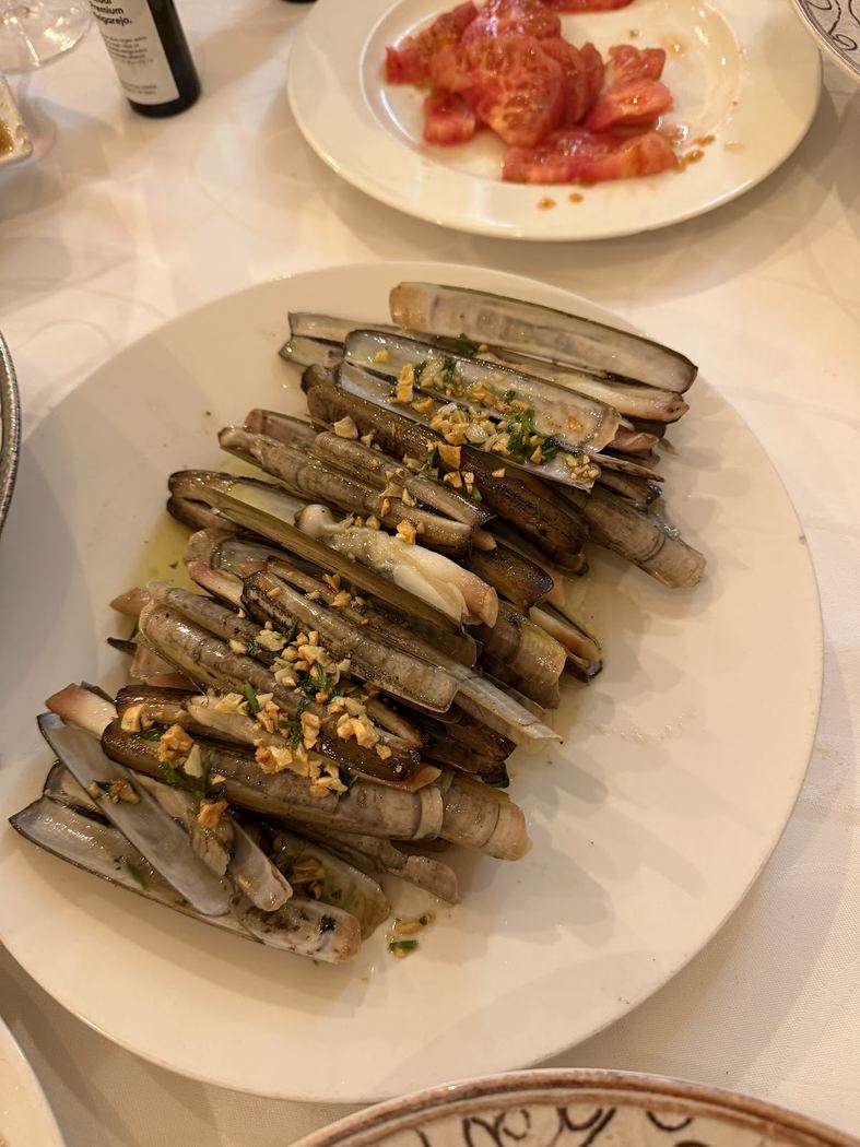 Navajas a la plancha con ajo y perejil, un plato de sabor intenso a mar