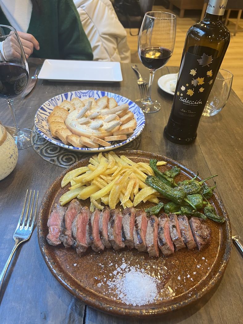 Entrecot a la plancha con patatas fritas y pimientos de Padrón, listo para servir